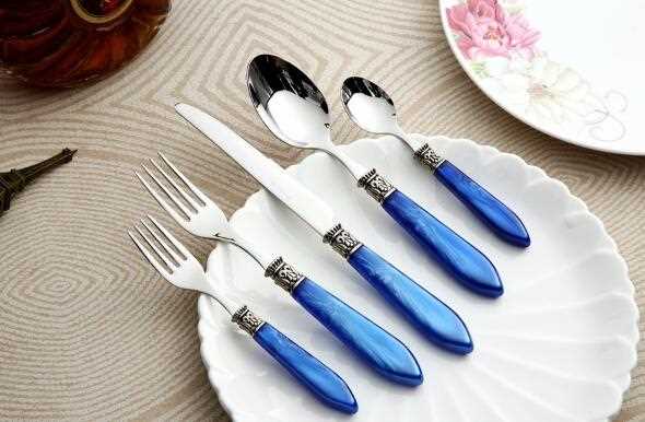 Double injection cutlery with multicolor plastic handle