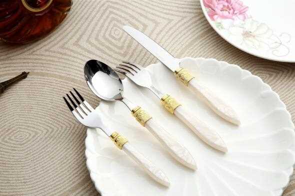 Double injection cutlery with multicolor plastic handle