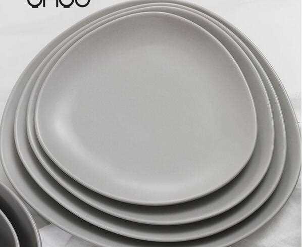 Matt glazed ceramic plate with fluently bodyline
