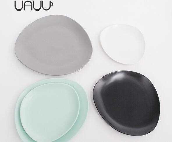 Matt glazed ceramic plate with fluently bodyline