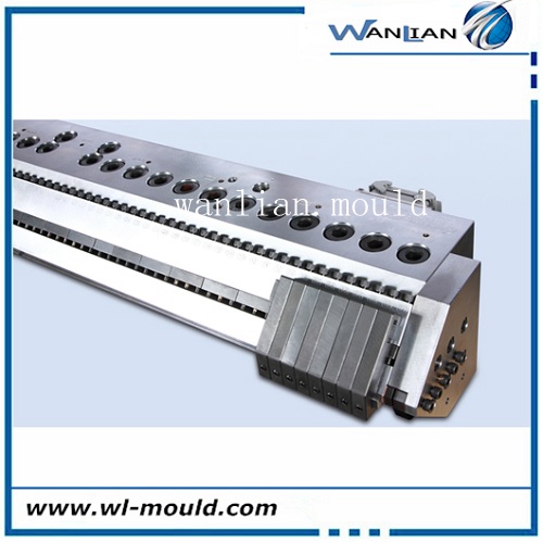 Extrusion die for plastic film and sheet