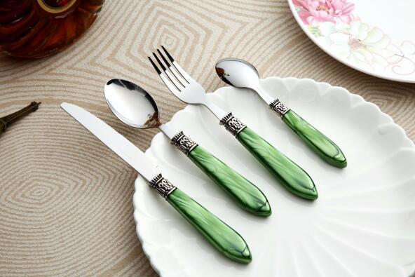 Double injection cutlery with multicolor plastic handle