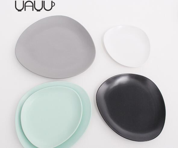 Matt glazed ceramic plate with fluently bodyline