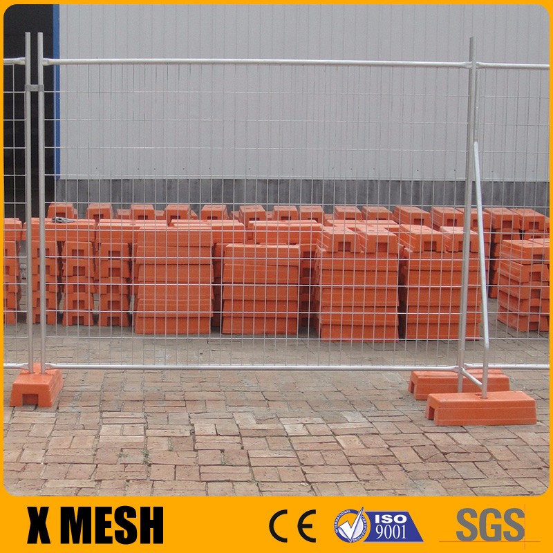 AS 4687 standard 2.4x2.1m size galvanised temporary fencing with concrete footings, clamps and stay for Australia