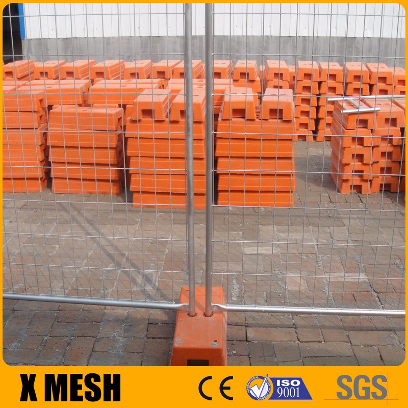 AS 4687 standard 2.4x2.1m size galvanised temporary fencing with concrete footings, clamps and stay for Australia