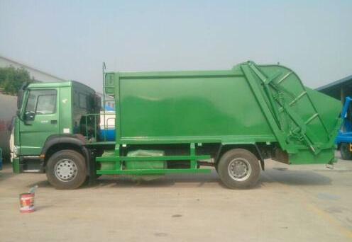 200L Sewage tanker howo 290HP hook arm garbage truck / 4*2 garbage truck for sale