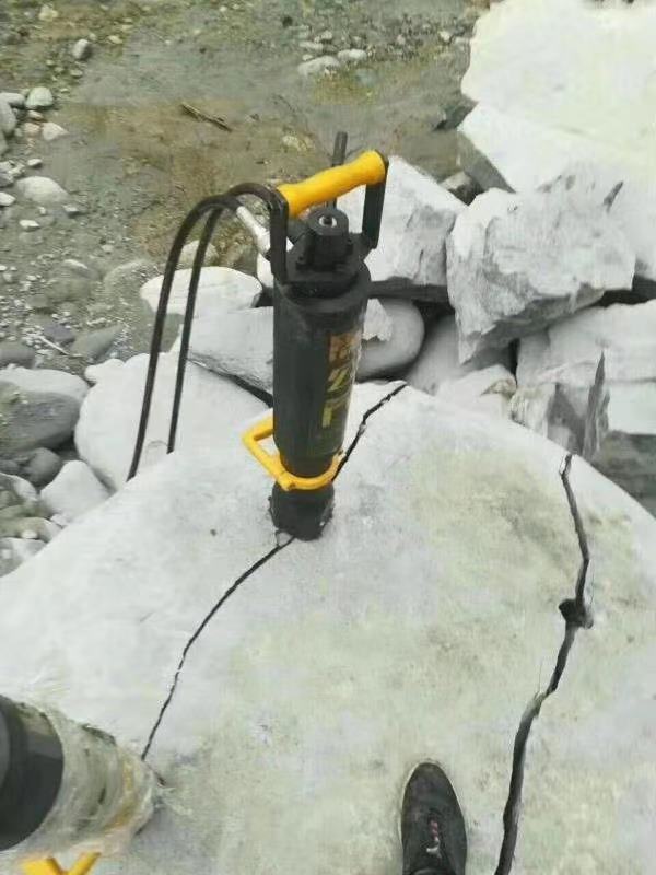 Similar to Darda Hydraulic Rock Splitter for Mining,rock splitting machine with cylinders