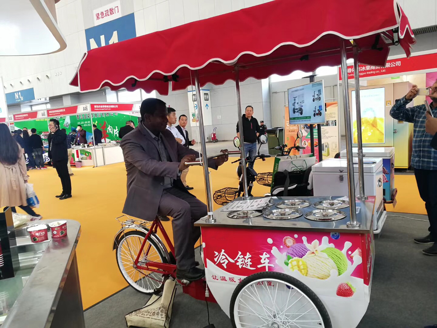 YiTuo electric ice Cream van Street Vending Tricycle with refrigerator